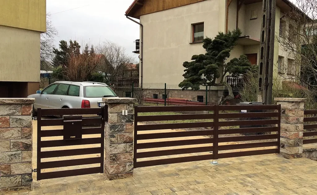 Dwuskrzydłowa brama wjazdowa z ocynkowanych profili stalowych