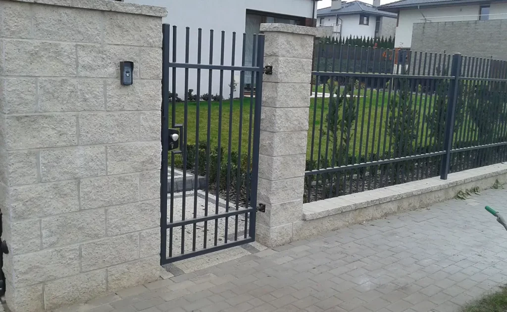 Furtka wejsciowa na wymiar wykonana z ocynkowanych profili stalowych