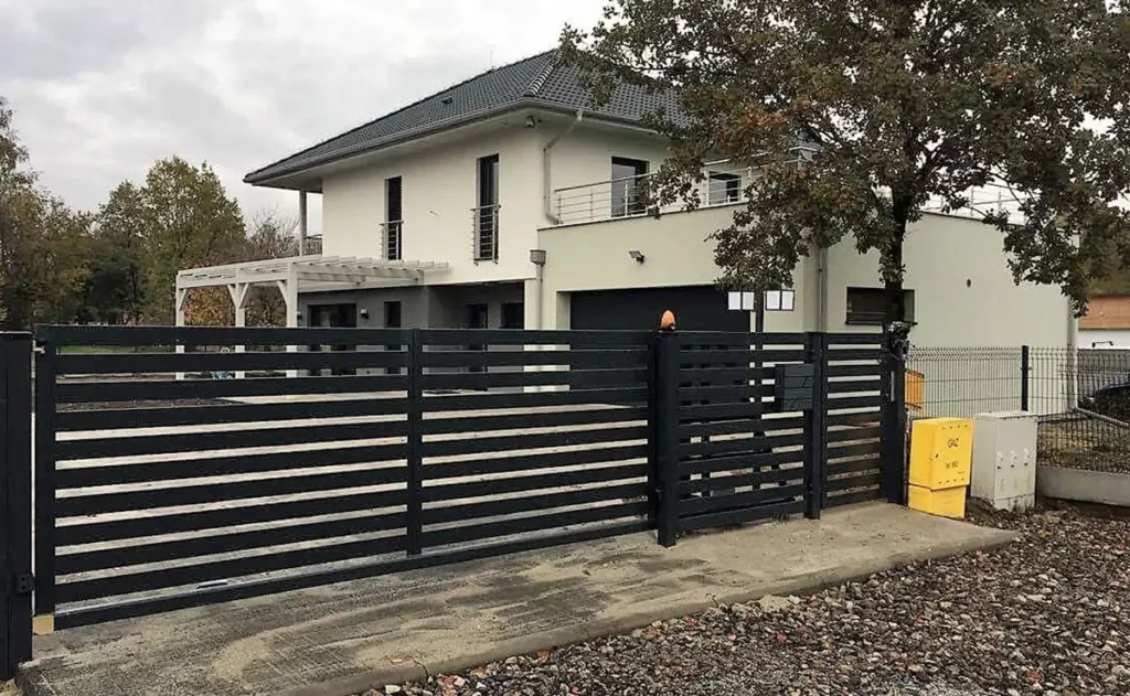 Ocynkowana brama przesuwana z profili stalowych